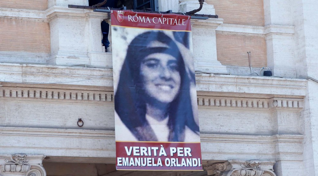 Foto Roberto Monaldo / LaPresse
27-05-2012 Roma
Interni
Marcia per Emanuela Orlandi, organizzata dal fratello Pietro
Nella foto Lo striscione esposto al Campidoglio

Photo Roberto Monaldo / LaPresse
27-05-2012 Rome
March for Emanuela Orlandi
In the photo The banner displayed at Rome City Hall