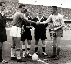 Nils Liedholm e Hilderaldo Bellini si scambiano i gagliardetti prima della finale Svezia vs Brasile