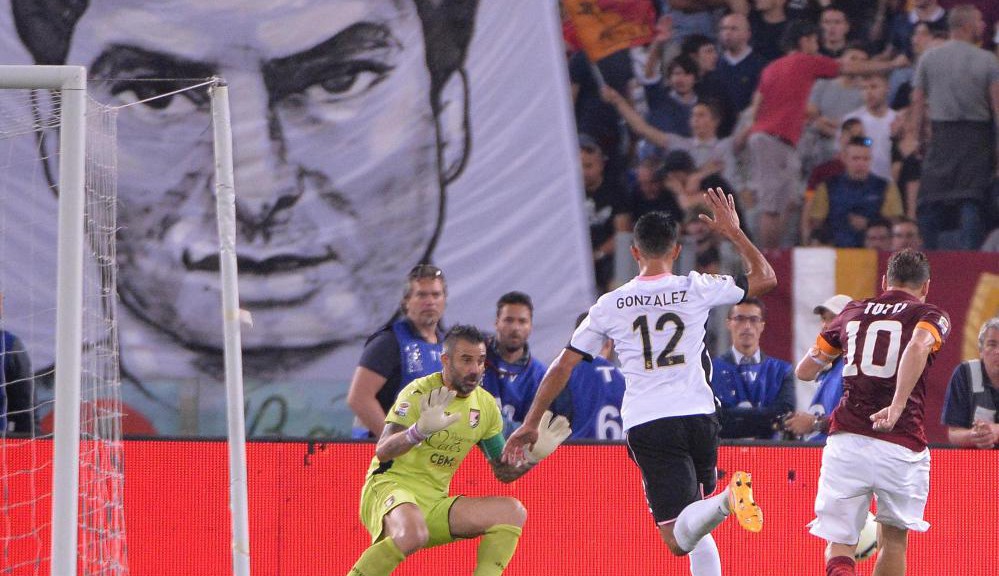 Roma's captain Francesco Totti (R) scores the goal during the Italian Serie A soccer match AS Roma vs US Palermo at Olimpico stadium in Rome, Italy, 31 may 2015.
ANSA/MAURIZIO BRAMBATTI