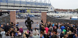 L'entrata del Goodison Park con la statua di Dixie Dean