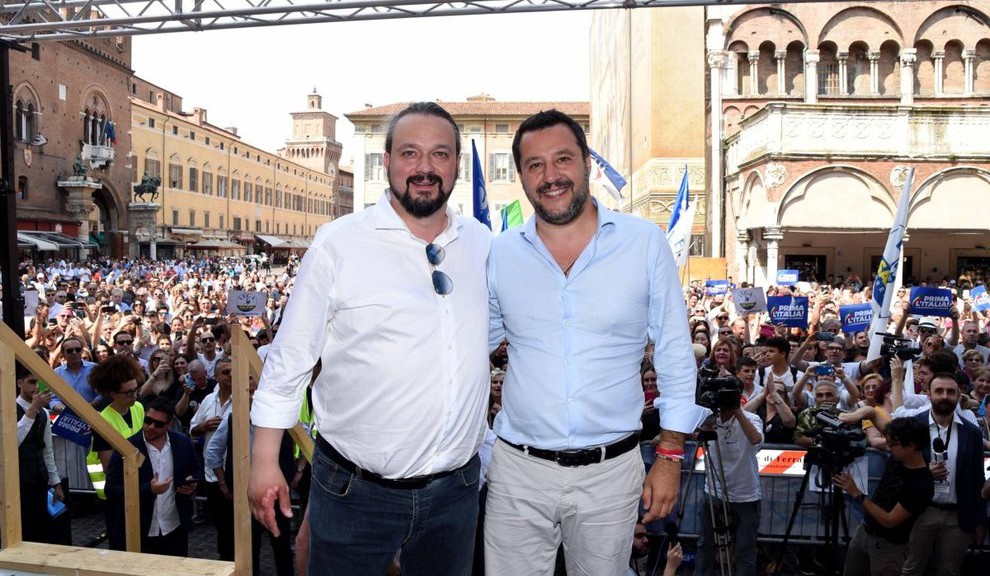 Il vicepremier e ministro dell'Interno, Matteo Salvini (D), durante un incontro elettorale a Ferrara a sostegno del candidato sindaco della Lega, Alan Fabbri (S), in vista del ballottaggio di domenica prossima, 4 giugno 2019. ANSA/ SERGIO PESCI