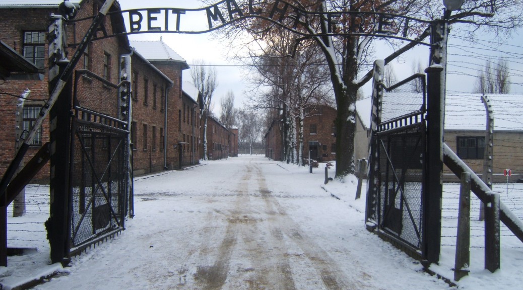 Auschwitz_I_entrance_snow