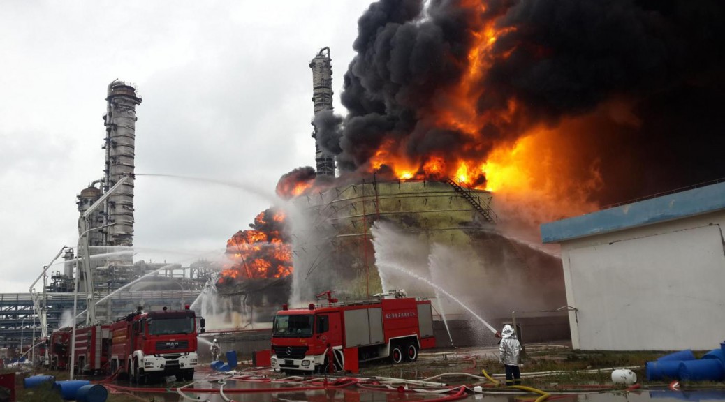 (150408) -- GULEI, April 8, 2015 (Xinhua) -- Firefighters try to extinguish the fire at a chemical plant  on the Gulei Peninsula in Zhangzhou, southeast China's Fujian Province, April 8, 2015. Fire at the Tenglong Aromatic Hydrocarbon (Zhangzhou) Co. Ltd. resurfaced for a second time early Wednesday morning. The fire, which had been put off, resumed at around 7:40 p.m. (1140 GMT) on Tuesday. It was later extinguished again at around 11:40 p.m. (1540 GMT). The same oil tank caught fire again at around 2:09 a.m. (1809 GMT on Tuesday) on Wednesday. On Monday evening, oil leaked from the xylene facility caught fire and led to blasts at three nearby oil storage tanks at the company. (Xinhua/Jiang Kehong) (lfj)
